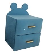 Noptieră pentru copii cu urechiușe, tapițată în catifea albastru deschis, cu două sertare și mânere aurii.