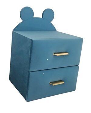 Noptieră pentru copii cu urechiușe, tapițată în catifea albastru deschis, cu două sertare și mânere aurii.