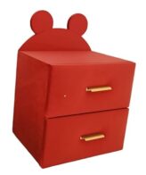 Noptieră pentru copii cu urechiușe, tapițată în catifea roșie, cu două sertare și mânere aurii.