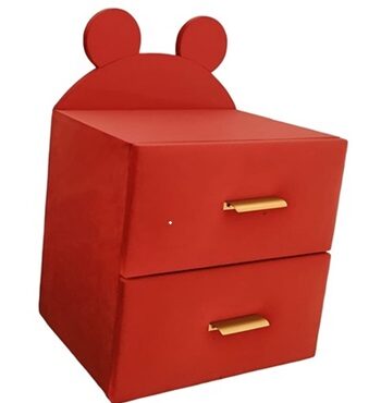 Noptieră pentru copii cu urechiușe, tapițată în catifea roșie, cu două sertare și mânere aurii.