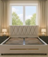 Pat tapițat cu nasturi de cristal si bandă decorativă aurie, ladă de depozitare, somieră rabatabilă, culoare crem deschis